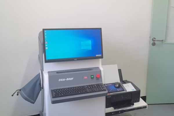 双能X射线骨密度仪准确测量骨密度，助力骨质疏松防治，守护骨骼健康